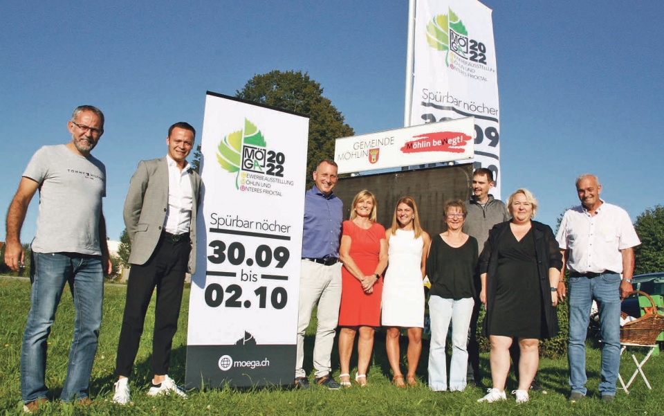 Freuen sich auf die Mga (von links an der neuen Fahne): Daniel Kopp, Massimo Calcaterra, Raymond Keller, Claudia Emmenegger,
Andrea Emmenegger, Carmen Wthrich, Marco Oetiker, Anita Kym und Peter Galli. Foto: Peter Schtz